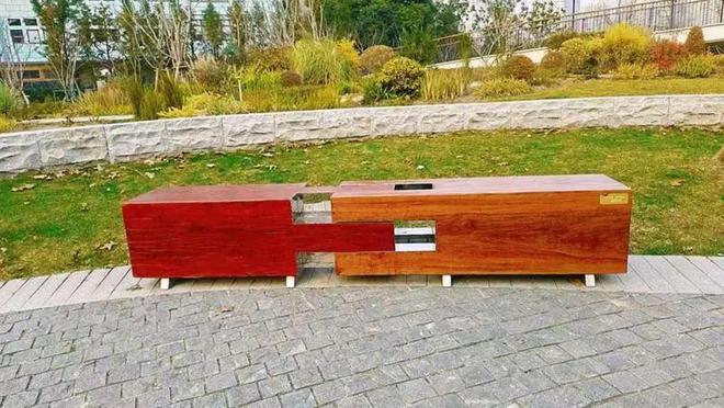 街头的这些座椅承载着“都市清欢”pg试玩夏日“坐享”幸福！黄浦(图2)